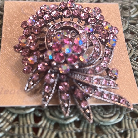 New gorgeous brooch with pink crystals. - Picture 3 of 5